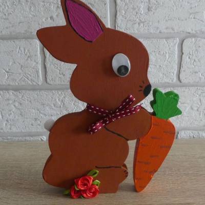 Bemalter Holz-Osterhase mit Kulleraugen und Möhre