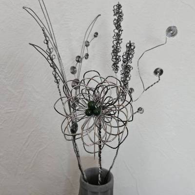 Drahtblumenstrauss in titanfarben
