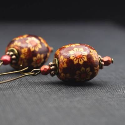 Ohrringe aus Naturmaterialien, Holzperlen mit Blumenmuster