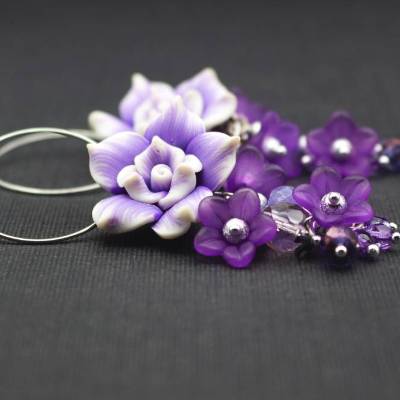 Romantische Creolen mit lila Fimo-Blüten und Glasperlen