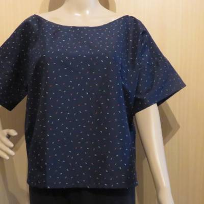 Zart und leicht, Schlupfbluse Dunkelblau mit Muster, Größe 40/42.