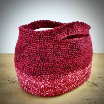 Gehäkeltes ovales Körbchen in rot mit Glitzer und Griffen, toll als Geschenkkörbchen oder als Utensilo