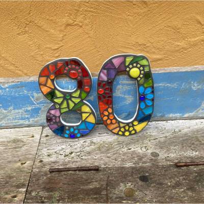 Hausnummer Mosaik, bunter Farbverlauf, Ziffern 0-9, dunkel verfugt, frostfest