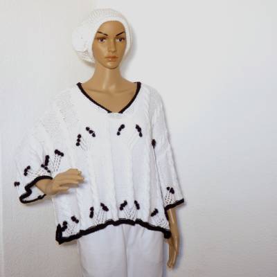 Handgestrickter Damen-Pullover in weiß/schwarz.