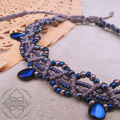 Mauve Fuß-/Oberarmband mit Dunkelblau & Hell-Lila Glasperlen – größenverstellbar – Handgemacht