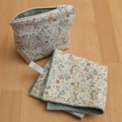 Geschenk-Set: Kosmetiketui und Waschlappen mit Blumenmotiv aus Biobaumwolle, Handarbeit