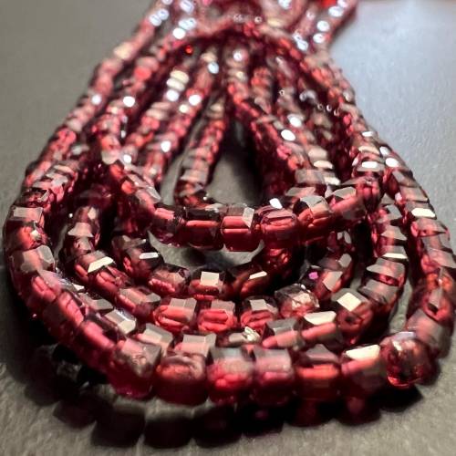 Granat Strang, Würfel, facettiert, 2,5 mm - S53