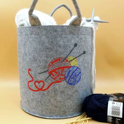 Filzkorb personalisiert klein Wollkorb Stricken Wolle bestickt hellgrau kräftige Farben