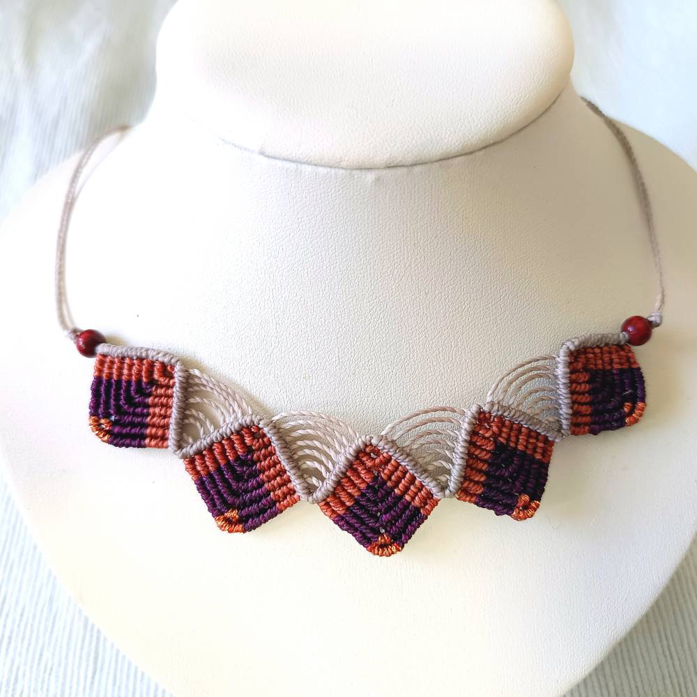 Makramee Kette in bordeaux und terracotta Bild 1