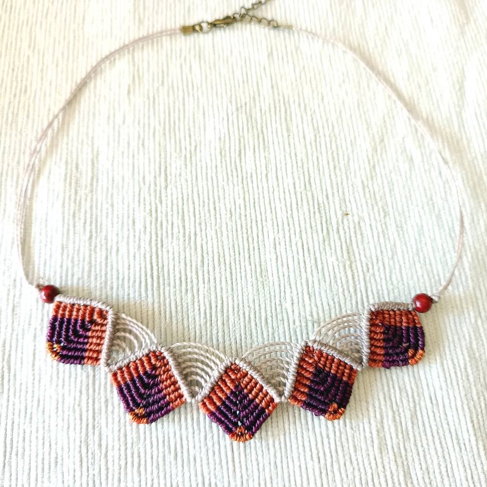 Makramee Kette in bordeaux und terracotta Bild 3