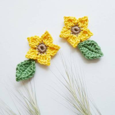 4-teiliges Häkelset: 2 kleine Sonnenblumen mit Blättern - zum Aufnähen,Häkelapplikation,Aufnäher,Tischdeko,Sommer,Herbst