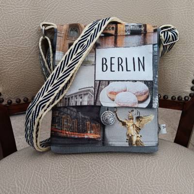 Kleine Schultertasche mit Berlin-Motiven und handgewebtem Gurt