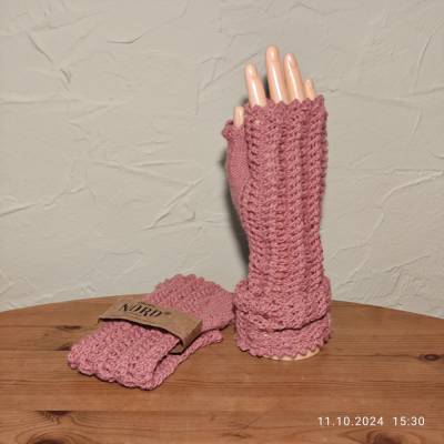 Super warme, extra lange Armstulpen gestrickt in altrosa – mit Daumen & gehäkelten Pikots