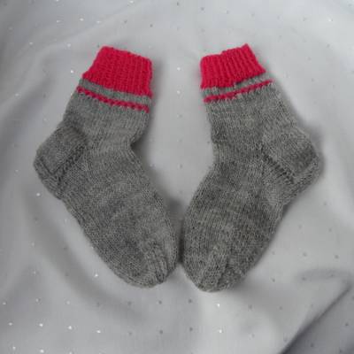 Handgestrickte Kindersocken grau-pink – warme Stricksocken für Mädchen aus Wolle, wählbare Größen