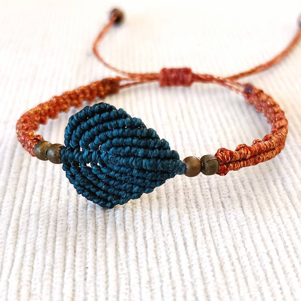 zierliches Makramee Armband mit Blatt in petrol und orange metallic mit bronzefarbenen Metallperlen Bild 1
