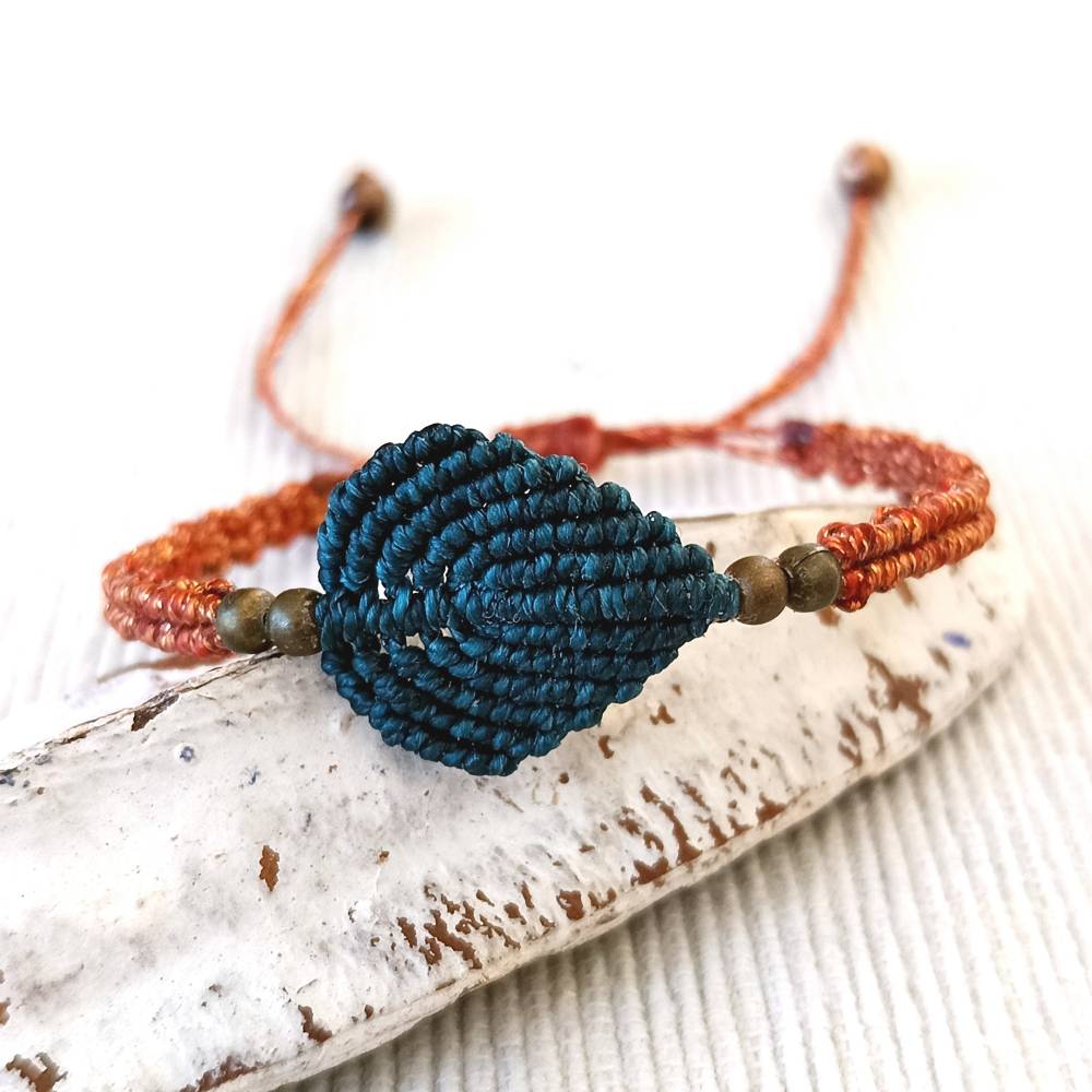 zierliches Makramee Armband mit Blatt in petrol und orange metallic mit bronzefarbenen Metallperlen Bild 2