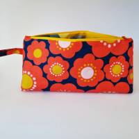 Kosmetiktasche *Mohnblumen* Größe M, in hellrot-gelb-dunkelblau, aus Baumwollstoff genäht, von he-ART by helen he
