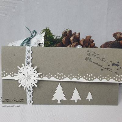 Gutschein- oder Geldgeschenkverpackung Grün-Weiß mit Christbäumen aus Kraftpapier