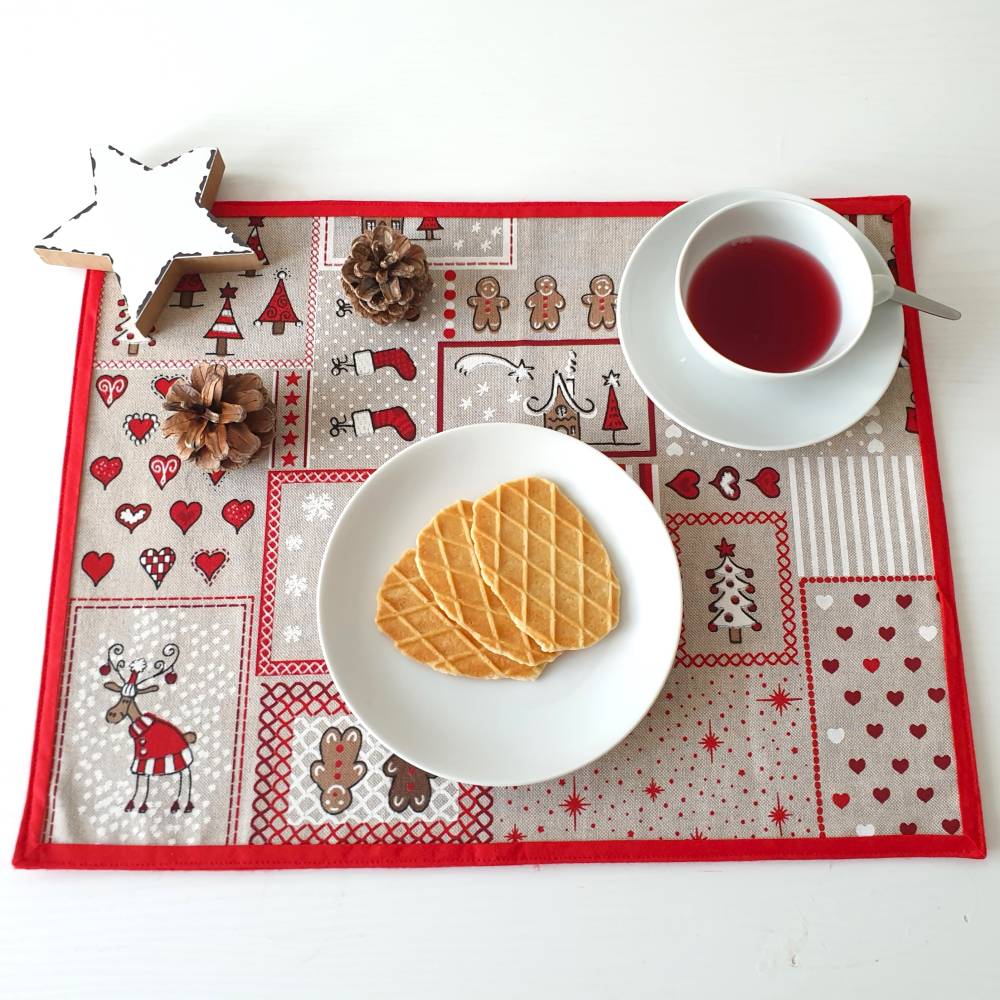 weihnachtliche Tischsets / Platzsets in rot und beige, ca. 40 x 27 cm, aus Baumwolle und Filz