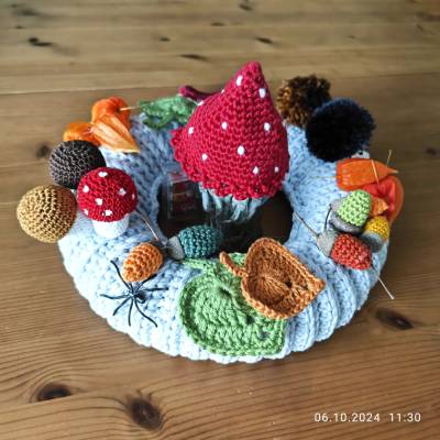 Herbstkranz gehäkelt – Handgemachte Tischdekoration mit Igeln, Pilzen & Lichterkette, 25 cm