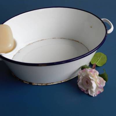 kleine Emaille Wanne mit Seifenablage