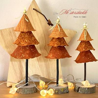 Weihnachtliche Dekobäumchen mit Holzsockel – Handgemachte Tannenbäume 22 cm - 27 cm hoch