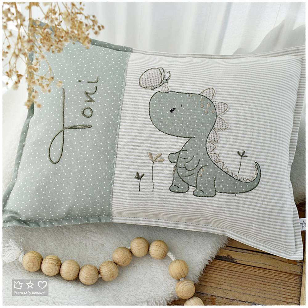 Personalisiertes Namenskissen 30cmx40cm salbei/natur mit Drachenmotiv – Kuschelkissen für Kinderzimmer