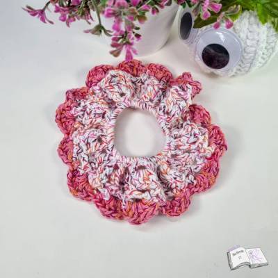 Handgefertigtes Scrunchie Rosa – Gehäkeltes Haaraccessoire aus Mischgarn, ca. 15 cm