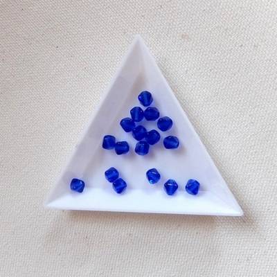 Perlenschale, Dreieckschale weiß aus Kunststoff, zum Einsammeln von Perlen