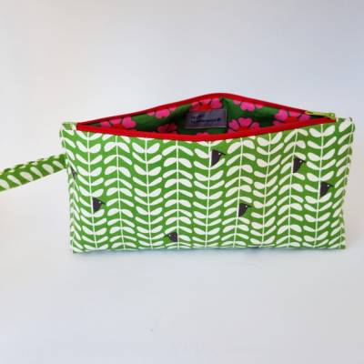 Kosmetiktasche *Vögel* Größe M, in grün-weiß-schwarz, aus Baumwollstoff genäht, von he-ART by