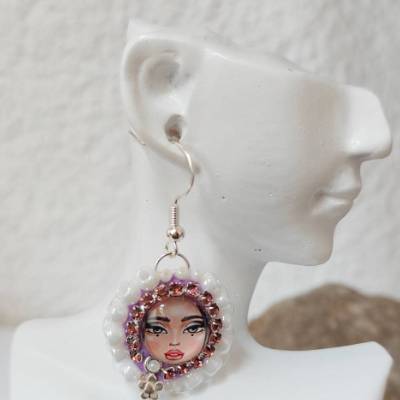 Handbestickte Matroschka Ohrringe in Pastell Lila & Weiß – Sterling Silber, Strass & Miyuki Perlen, 4 cm