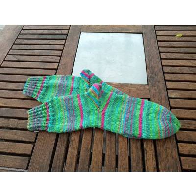 Handgestrickte Socken iGrün-Bunt gestreift in Größe 40/41