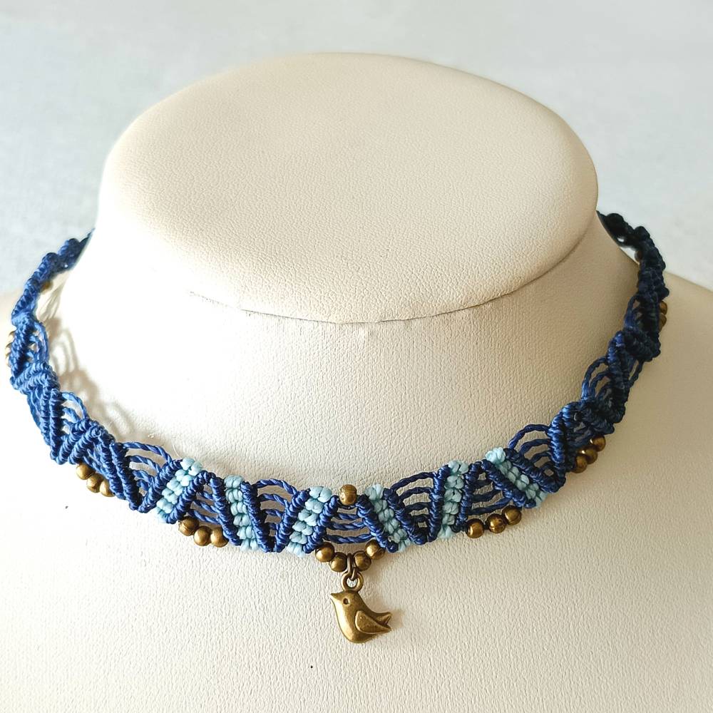 Makramee Choker Halsband in dunkelblau mit hellblauen Akzenten sowie bronzefarbenen Metallelementen Bild 1