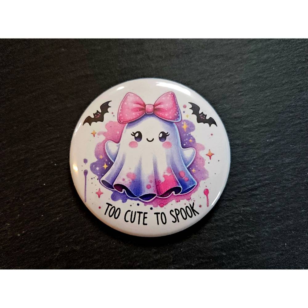Button / Kleidungsmagnet: Too Cute To Spook ~ Geist mit Schleife ~ 56mm Bild 1