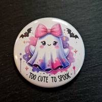 Button / Kleidungsmagnet: Too Cute To Spook ~ Geist mit Schleife ~ 56mm