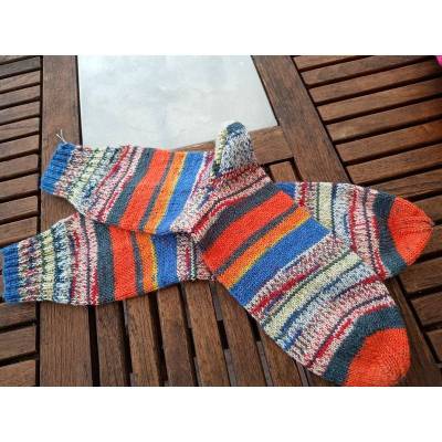 Handgestrickte Socken bunt gemustert on Größe 42/43