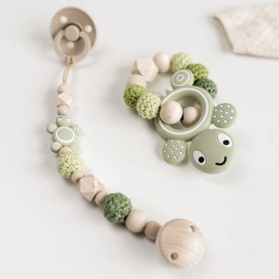 Set mit Schildkröte, Schnullerkette und Greifring für Babys
