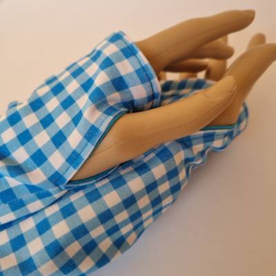 Armstulpen mit Daumenloch - wendbar - in hellblau-weiß "Karo"; von he-ART by helen hesse