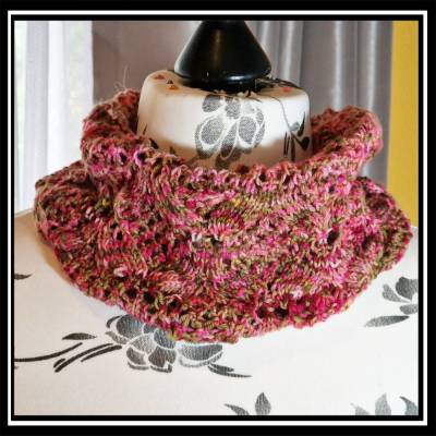 Handgestrickter Damencowl aus handgefärbter Wolle Merino im Ajourmuster