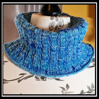 Handgestrickter Herrencowl aus Merino im Rippenmuster
