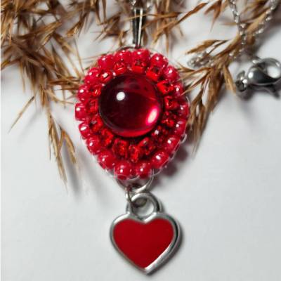 Handbestickter Anhänger Rot mit Strass, Emaille Herz & Edelstahlkette – Eleganter Schmuck