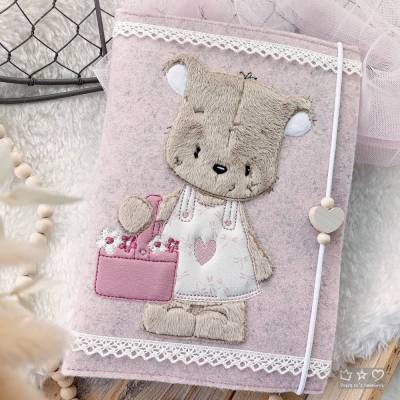 U-Hefthülle aus rosafarbenen Wollfilz mit Doodlestickerei Bärchen mit Blumenkorb