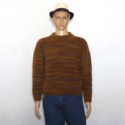 Handgestrickter Herrenpullover in einen schönen Farbverlauf.