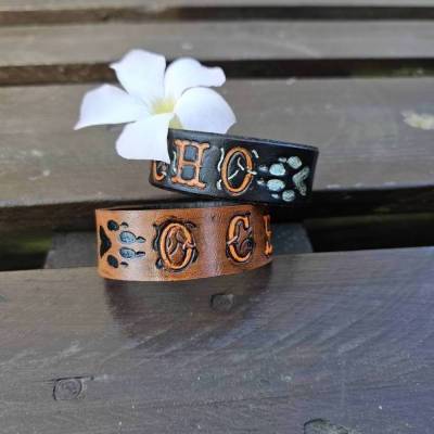 Personalisierbares Leder Gedenkarmband mit Prägung und Hundepfoten – Unikat für dein Tier