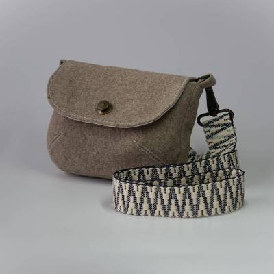 Kleine handliche Damen Crossbody Handtasche, robuste Wolloptik mit Schulterriemen, Geschenk für Mama, warmes steingrau