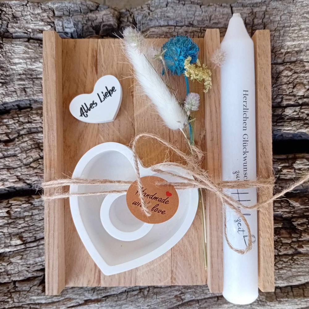 Kerzenset aus herzförmigem Kerzenhalter und Stabkerze als Geschenk zur Hochzeit