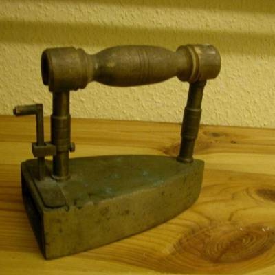 Bügeleisen aus der Biedermeierzeit um 1845 aus Massiv-Messing mit Holzgriff