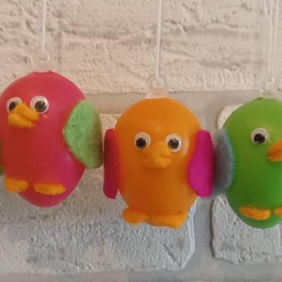 fünf Küken mit Kulleraugen (bunt) zum Aufhängen