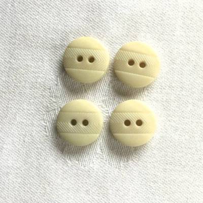 4 beige Kunststoffknöpfe - 2 Loch  - Vintage mit Streifen aus den 70er Jahren