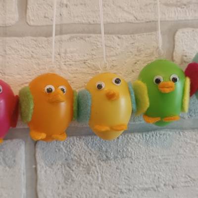 fünf Küken mit Kulleraugen (bunt) zum Aufhängen